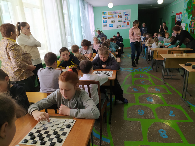 Соревнования по шахматам и шашкам.